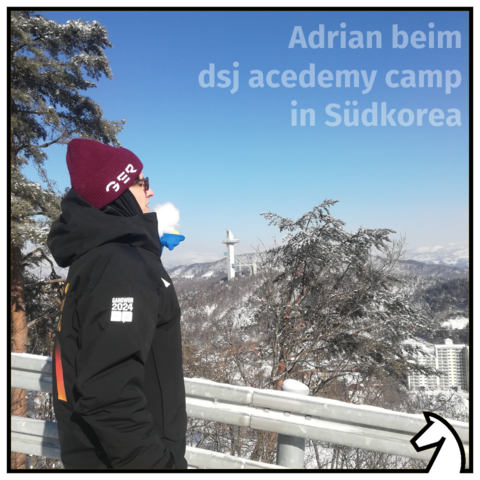 Adrian mit Blick in eine verschneite Winterlandschaft