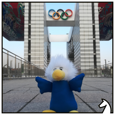 Maskottchen Chessy vor Olympischen Ringen beim Olympic Park in Seoul