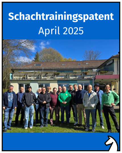 Gruppenfoto der circa 20 Teilnehmer:innen draußen vor der Jugendherberge