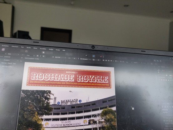 Foto eines Laptopbildschirms mit dem Layout der Titelseite der Zeitung. Zu sehen ist ein Foto des Sauerland Stern Hotels mit einem großen Banner "Deutsche Schachjugend"