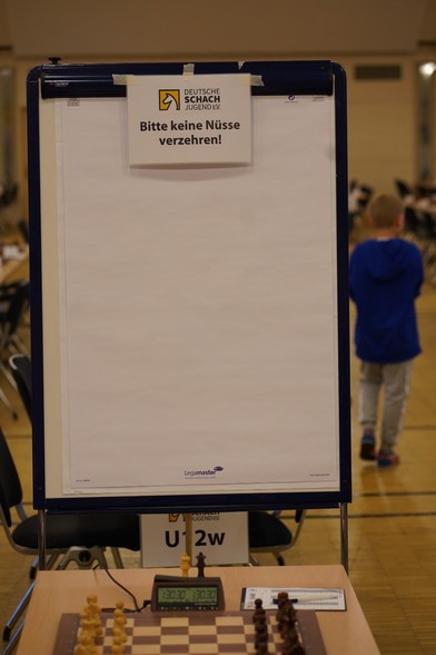 Foto aus dem Spielsaal. Zu sehen ist ein Schild mit DSJ-Logo und dem Schriftzug "Bitte keine Nüsse verzehren."