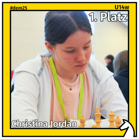 Christina beim Schachspielen