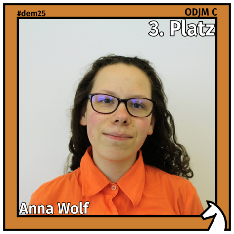 Zu sehen ist die Drittplatzierte der ODJM-C, Anna Wolf, in einem bronzenen Rahmen