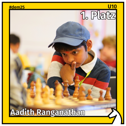 Zu sehen ist der Sieger der U10, Aadith Ranganathan, in einem goldenen Rahmen