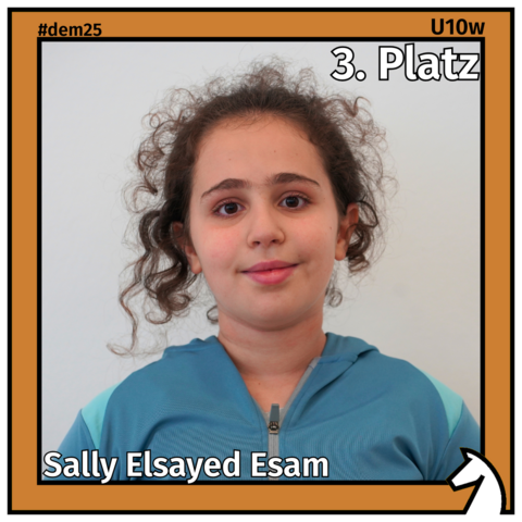 Zu sehen ist die Drittplatzierte der U10w, Sally Elsayed Esam, in einem bronzenen Rahmen