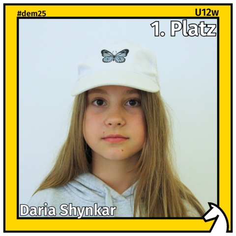 Zu sehen ist die Siegerin der U12w, Daria Shynkar, in einem goldenen Rahmen
