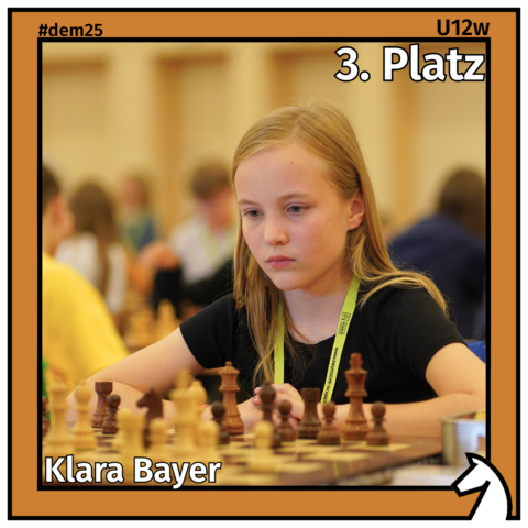 Zu sehen ist die Drittplatzierte der U12w, Klara Bayer, in einem bronzenen Rahmen