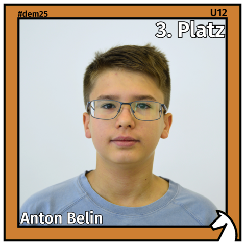 Zu sehen ist der Drittplatzierte der U12, Anton Belin, in einem bronzenen Rahmen
