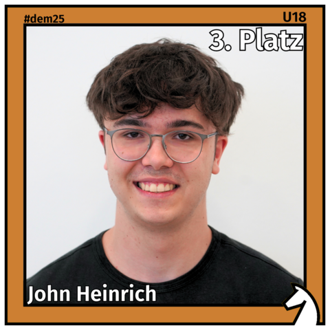 Zu sehen ist der Drittplatzierte der U18, John Heinrich, in einem bronzenen Rahmen
