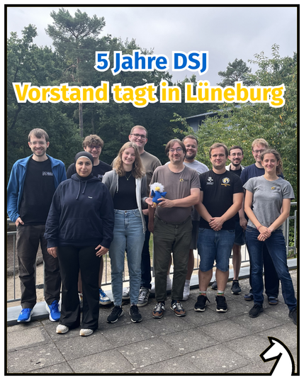 Titel: 5 Jahre DSJ Vorstand tagt in Lüneburg. Menschengruppe lächelt in die Kamera. Chessy ( Maskottchen) in der Mitte.
