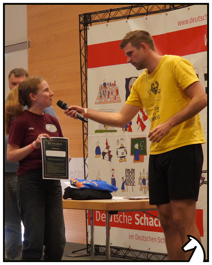 Moderator Birger interviewt eine Teilnehmerin, die einen Gutschein gewonnen hat.