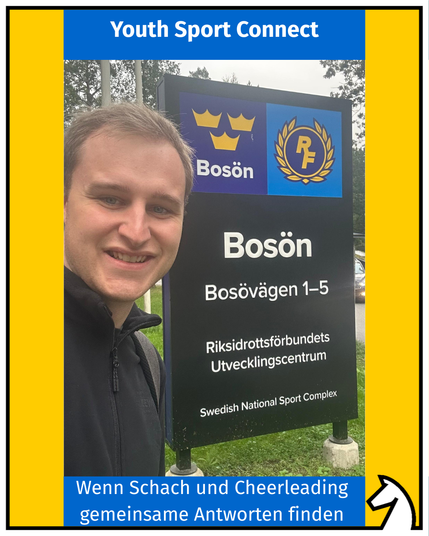 Das Bild zeigt eine Person, die vor einem Schild des "Bosön" steht, einem Sportzentrum in Schweden. Das Schild trägt den Namen "Bosön" und verweist auf die Adresse Bosövägen 1-5 sowie den "Riksidrottsförbundets Utvecklingscentrum", das Entwicklungszentrum des schwedischen Nationalen Sportverbands. Oberhalb des Schildes ist das Logo des schwedischen Sportverbands (RF) zu sehen. Der Text unten auf dem Bild ist auf Deutsch und lautet: "Wenn Schach und Cheerleading gemeinsame Antworten finden", was…