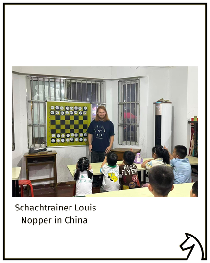 Deutscher Schachtrainer Louis Nopper in China. Er unterrichtet Kinder aus China. 