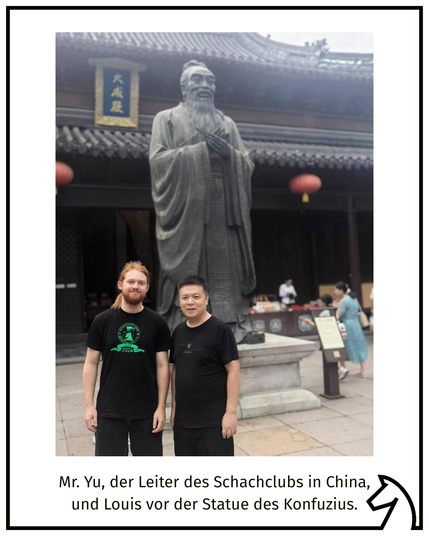 Louis und Mr. Yu der Leiter des Schachclubs in China vor der Statue des Konfuzius.