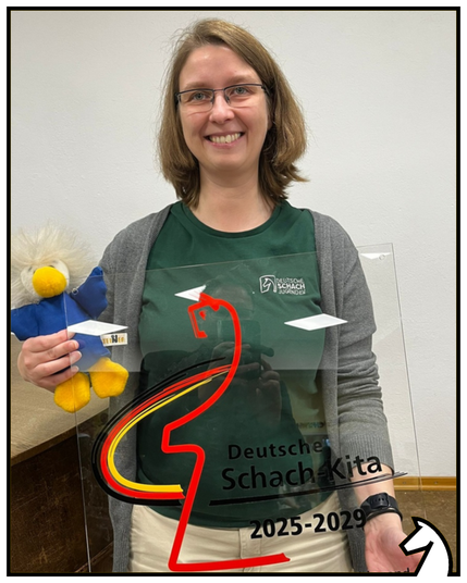 Kristin Wodzinski Mitarbeiterin der DSJ hält das Deutsche Schach-Kita Siegel.