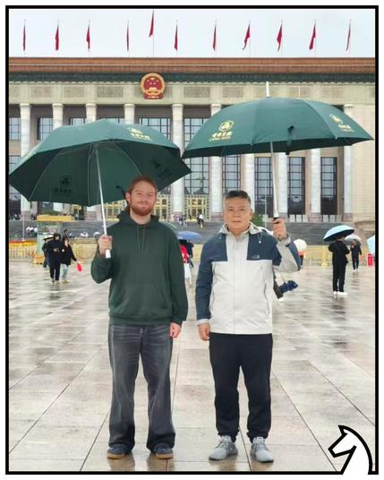 Luis mit einem Chinesen und Regenschirmen im Freien